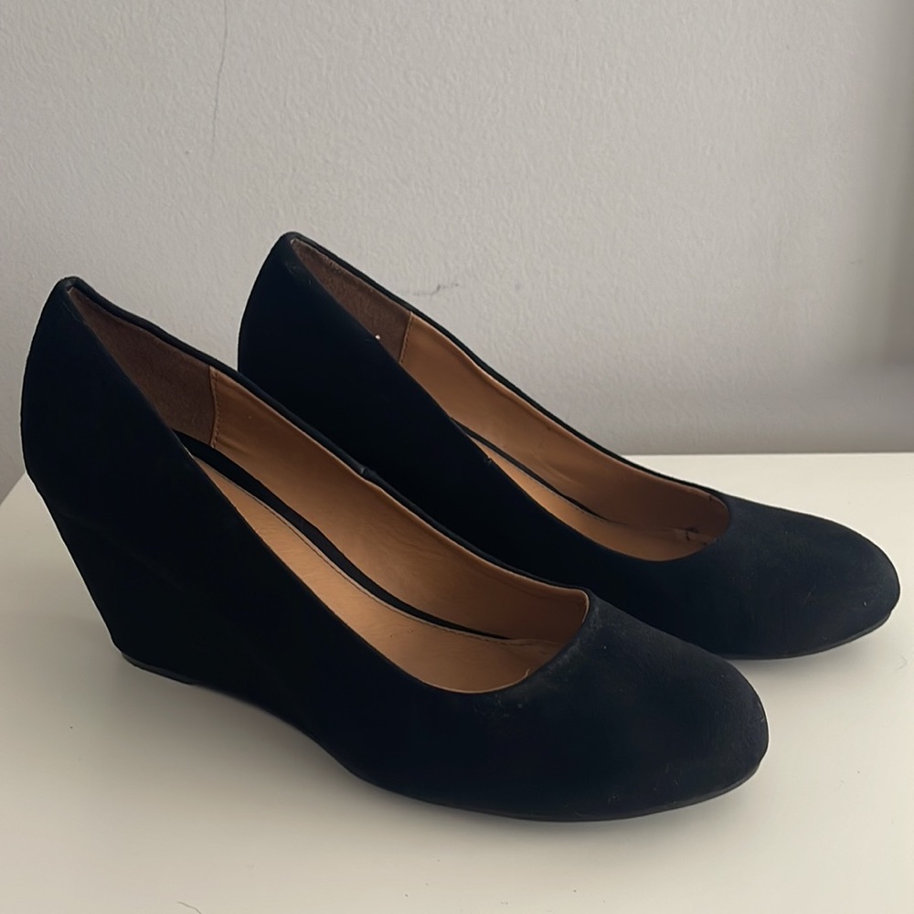 CL by Chinese Laundry Round Toe Suede Feel Wedge Heel size 9.5